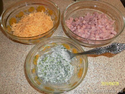 Приготовление рецепта Слойки-рулетики с зеленью, ветчиной и сыром шаг 2