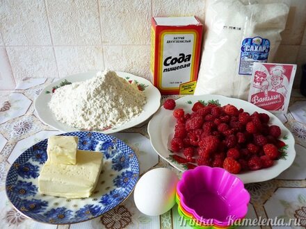 Приготовление рецепта Малиновые кексы с посыпкой шаг 1