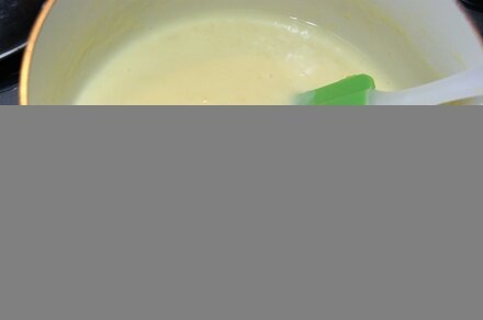 Приготовление рецепта Сырный сливочный торт шаг 7