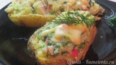 Приготовление рецепта Картофель в мундире, фаршированный крабовыми палочками и шпинатом шаг 7