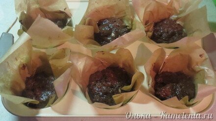 Приготовление рецепта Очень шоколадные маффины с кусочками бананов внутри шаг 8