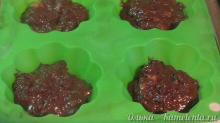 Приготовление рецепта Очень шоколадные маффины с кусочками бананов внутри шаг 9