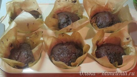 Приготовление рецепта Очень шоколадные маффины с кусочками бананов внутри шаг 11