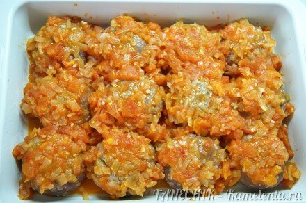 Приготовление рецепта Тефтели с сыром в соусе из томатов шаг 6