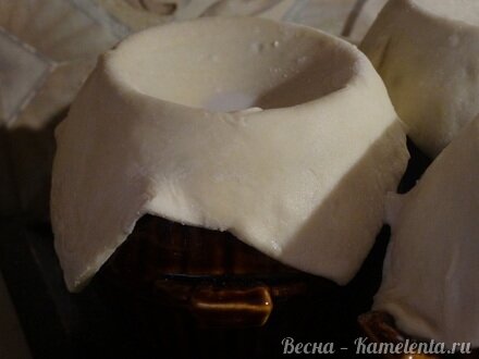 Приготовление рецепта Хмельное жаркое в горшочке с вяленым черносливом шаг 12