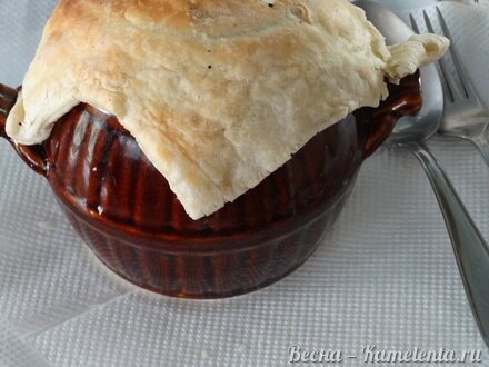 Приготовление рецепта Хмельное жаркое в горшочке с вяленым черносливом шаг 13