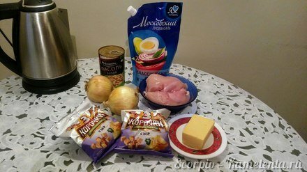 Приготовление рецепта Салат с курицей и жареным луком шаг 1