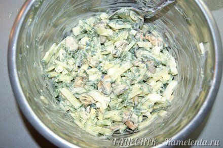 Приготовление рецепта Салат с мидиями и огурцом шаг 4