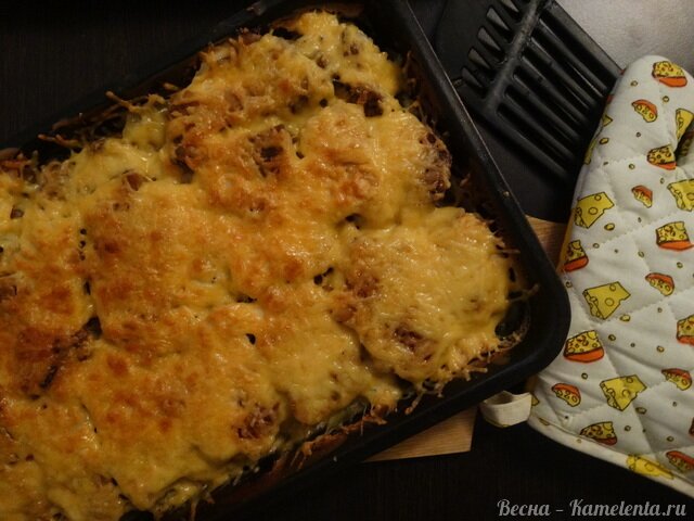 Рецепт пикантного мяса с овощами под сырной шубкой