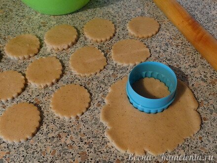 Приготовление рецепта Имбирное печенье с корицей шаг 8