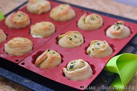 Приготовление рецепта Сырные булочки с чесноком и базиликом шаг 9