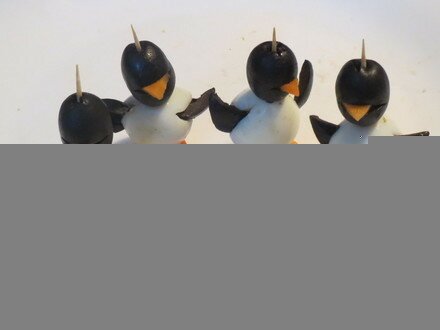 Приготовление рецепта Салат с веселыми пингвинчиками шаг 7