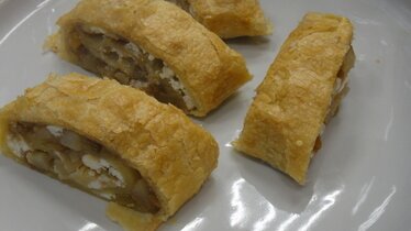 Рецепт Штрудель грушевый с творогом из слоёного теста