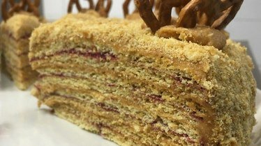 Рецепт Домашний медовик с карамельным кремом и малиновой прослойкой