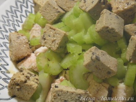 Приготовление рецепта Салат с курочкой, сельдереем и сыром тофу шаг 5