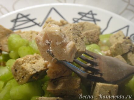 Приготовление рецепта Салат с курочкой, сельдереем и сыром тофу шаг 6