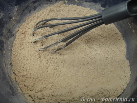 Приготовление рецепта Шоколадно-кофейный капкейк с пряной карамелью шаг 4