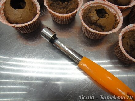 Приготовление рецепта Шоколадно-кофейный капкейк с пряной карамелью шаг 18