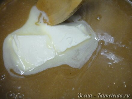 Приготовление рецепта Шоколадно-кофейный капкейк с пряной карамелью шаг 16