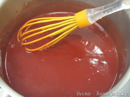 Приготовление рецепта Малиновый капкейк с малиновым кули шаг 13