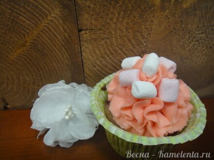 Приготовление рецепта Малиновый капкейк с малиновым кули шаг 25