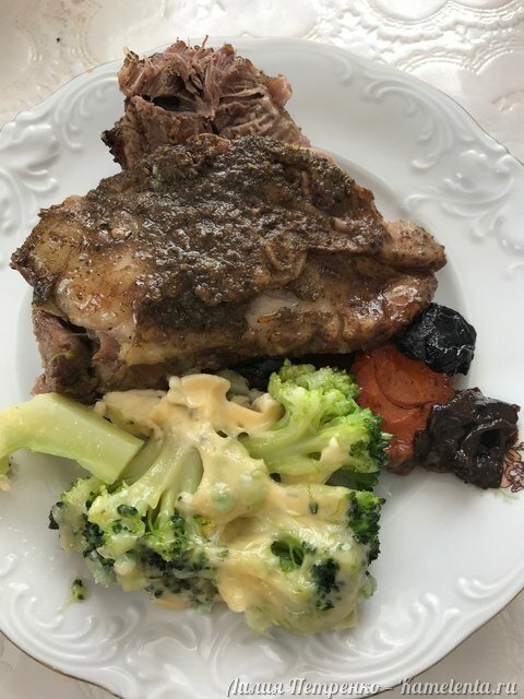 Рецепт бараньей ноги, запечённой с чесноком, морковью и черносливом