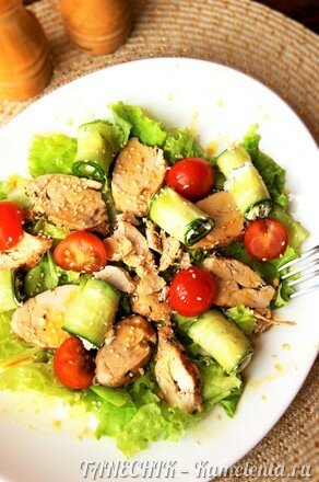 Приготовление рецепта Салат с курицей и огуречными роллами шаг 8