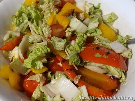 Приготовление рецепта Тёплый салат с болгарским перцем и сыром сулугуни шаг 9