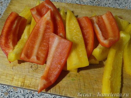 Приготовление рецепта Тёплый салат с болгарским перцем и сыром сулугуни шаг 5