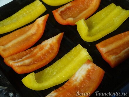 Приготовление рецепта Тёплый салат с болгарским перцем и сыром сулугуни шаг 6