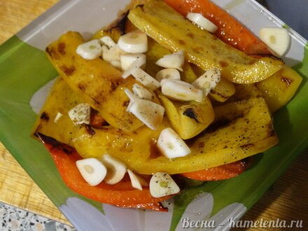 Приготовление рецепта Тёплый салат с болгарским перцем и сыром сулугуни шаг 8