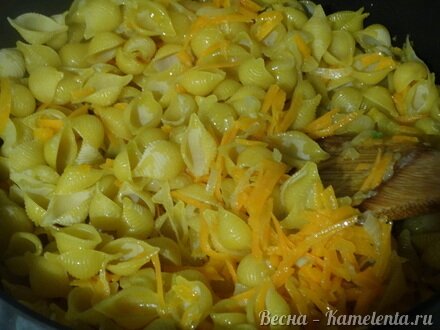 Приготовление рецепта Жареные макароны с сыром шаг 6