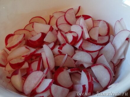 Приготовление рецепта Салат со шпинатом, с пряным молодым картофелем и редисом шаг 4