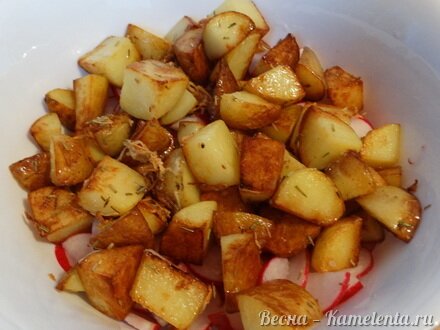 Приготовление рецепта Салат со шпинатом, с пряным молодым картофелем и редисом шаг 5