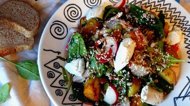 Салат со шпинатом, с пряным молодым картофелем и редисом