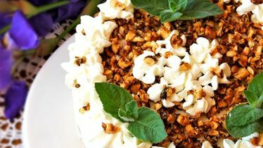 Ореховый торт с яблочным муссом, сливочным кремом и карамельными орешками