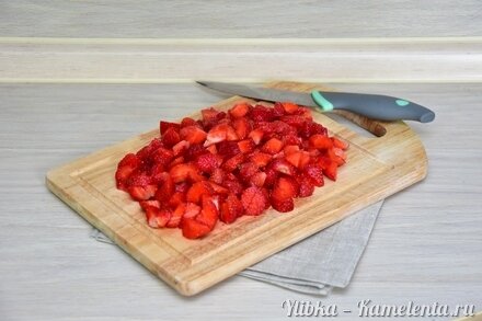 Приготовление рецепта Клубника со сливками и маршмэллоу шаг 3