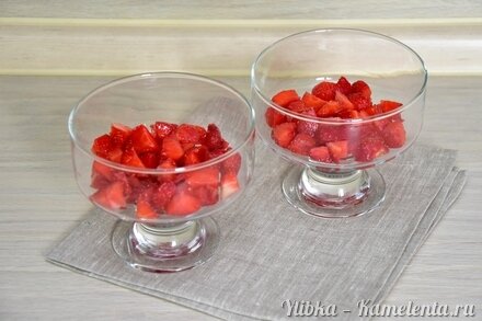Приготовление рецепта Клубника со сливками и маршмэллоу шаг 5