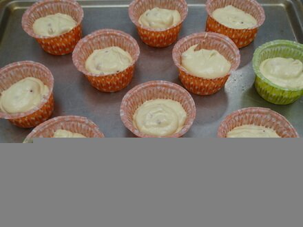 Приготовление рецепта Ванильные капкейки с сублимированной малиной и клубникой шаг 7