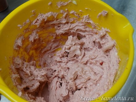 Приготовление рецепта Ванильные капкейки с сублимированной малиной и клубникой шаг 11