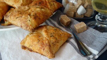 Рецепт Слойки из сырного слоёного теста