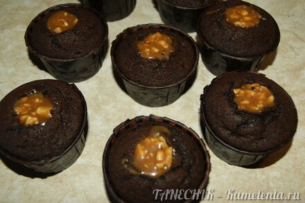 Приготовление рецепта Капкейки шоколадные с карамелью и арахисом шаг 7