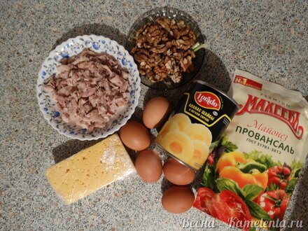 Приготовление рецепта Салат с курочкой и ананасами шаг 1