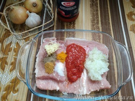 Приготовление рецепта Запеченные стейки свинины, маринованные овощами, специями и соусом шаг 3