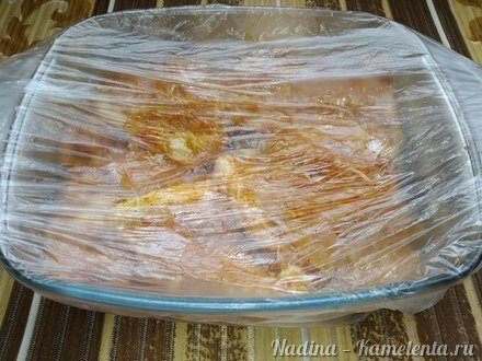 Приготовление рецепта Запеченные стейки свинины, маринованные овощами, специями и соусом шаг 4