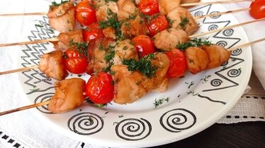 Рецепт Куриные шашлычки на шпажках в духовке с ореховым соусом