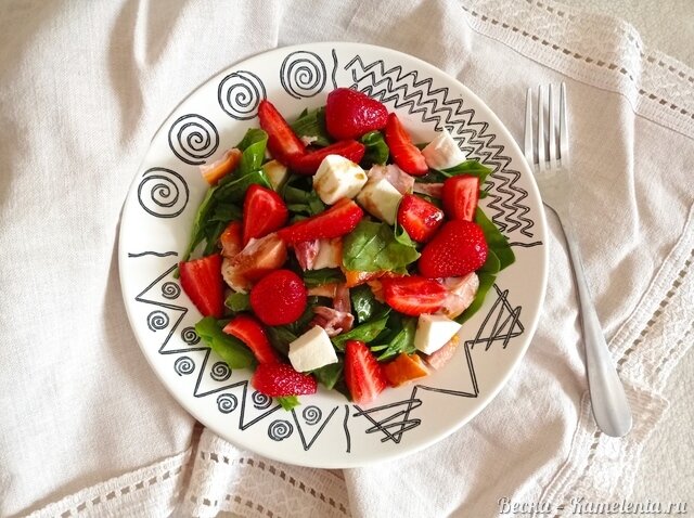 Рецепт салата со шпинатом и клубникой