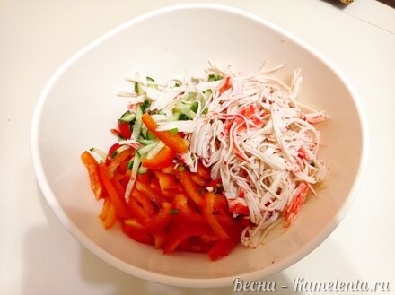 Приготовление рецепта Салат из крабовых палочек с огурцом и болгарским перцем шаг 4