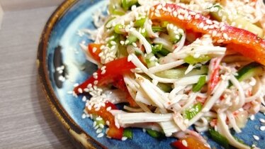 Рецепт Салат из крабовых палочек с огурцом и болгарским перцем