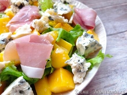 Приготовление рецепта Праздничный салат с манго шаг 7